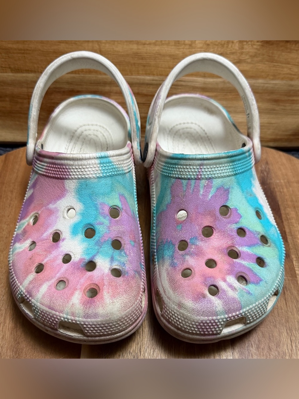 CROCS | Women’s/Unisex Colorful Tie-Dye Iconic Slip-on Shoes, Size 4/6.